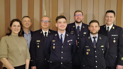 Die Feuerwehr Hohenkemnath wählt drei neue Kommandanten (von links): Feuerwehrsachbearbeiterin Sonja Scharl, 1. Bürgermeister Albert Geitner, KBR Christof Strobl, 3. Kommandant Thomas Kugler, 1. Kommandant Christoph Staudte, 3. Kommandant Lukas Reuß sowie KBI Armin Daubenmerkl. (Bild: Fabian Schildbach)