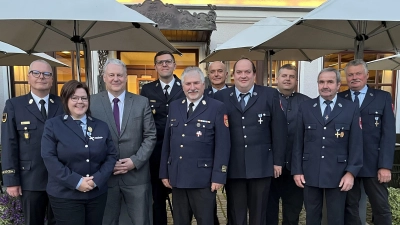 Ehrenzeichen in Silber für 25 Jahre aktiven Feuerwehrdienst. Von links: KBR Christof Strobl und Landrat Richard Reisinger mit den Jubilaren Kathrin Sommer (v. l.) und Christian Struppeck (4.v.r.). Auch Bürgermeister Dieter Dehling (3.v.r.) machte seine Aufwartung. (Bild: Martina Beierl)