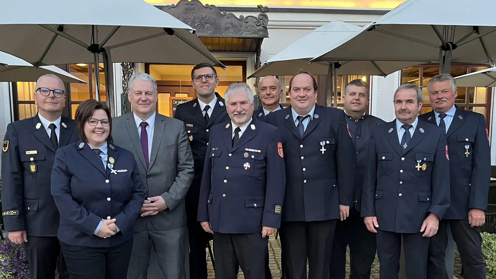 Ehrenzeichen in Silber für 25 Jahre aktiven Feuerwehrdienst. Von links: KBR Christof Strobl und Landrat Richard Reisinger mit den Jubilaren Kathrin Sommer (v. l.) und Christian Struppeck (4.v.r.). Auch Bürgermeister Dieter Dehling (3.v.r.) machte seine Aufwartung. (Bild: Martina Beierl)