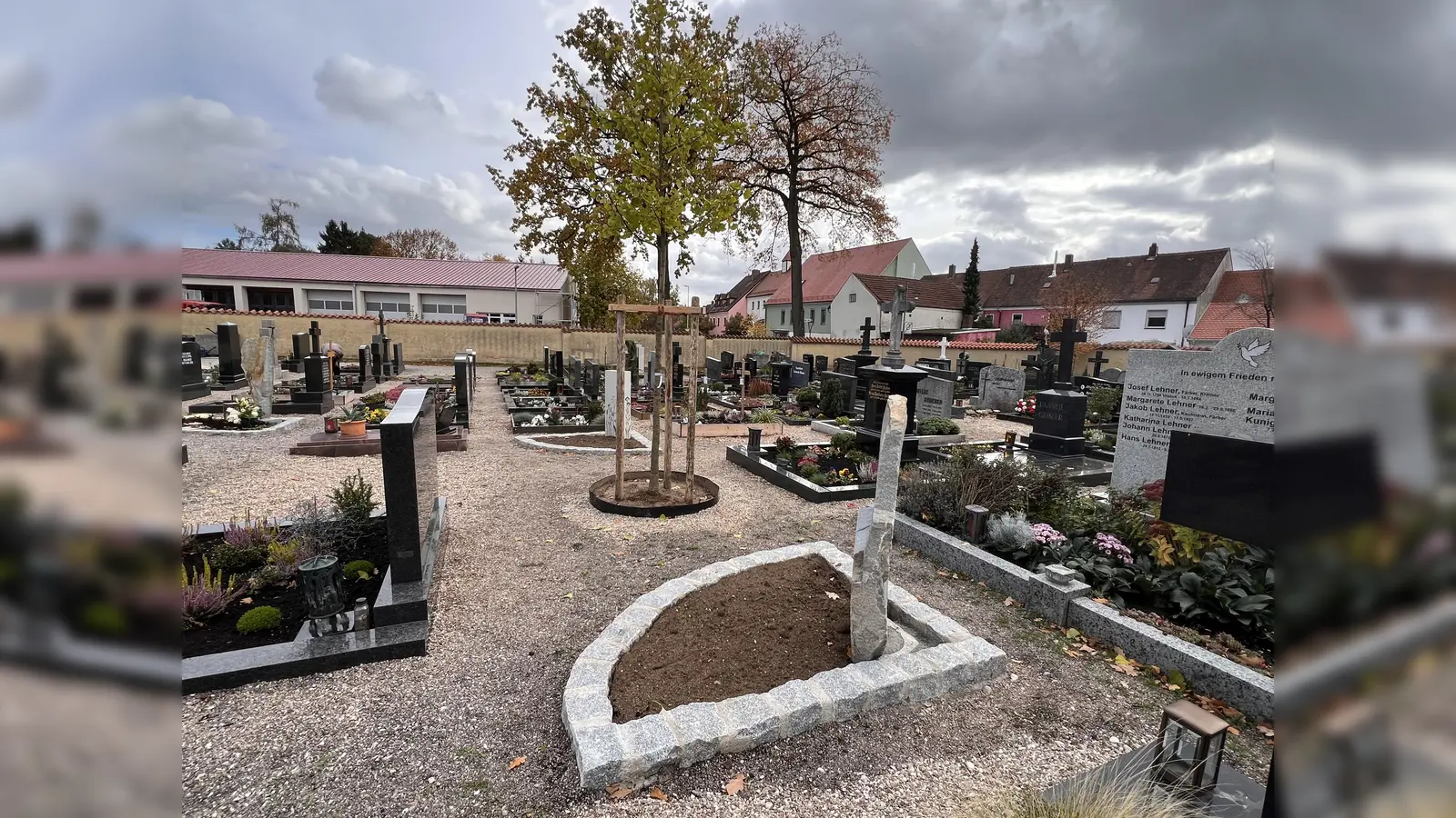 Gut aufgenommen wurden die sechs Gingkobäume und die Urneninseln auf dem Hahnbacher Friedhof. (Bild: Marianne Moosburger)