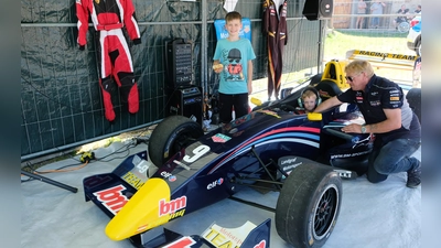Einmal Pilot eines Formel 1-Rennwagens zu sein: Für viele Kids ein Lebenstraum, der im Boliden von Helmut Landgraf beim Sommerfest der Kinderkrebshilfe in der Region Oberpfalz Nord in Erfüllung ging.  (Bild: Robert Dotzauer)