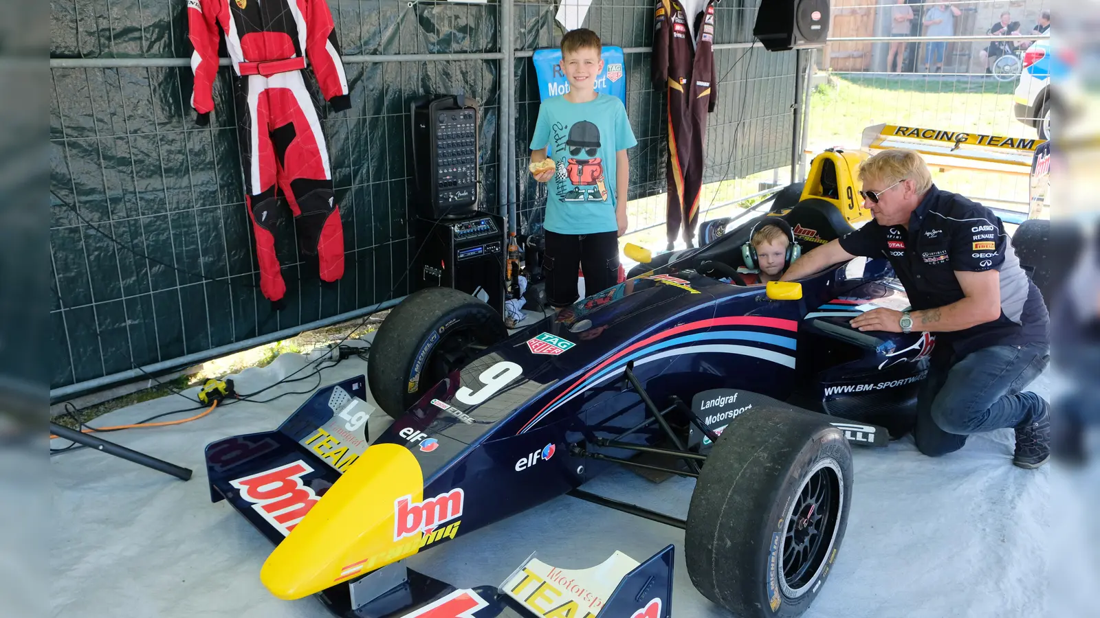 Einmal Pilot eines Formel 1-Rennwagens zu sein: Für viele Kids ein Lebenstraum, der im Boliden von Helmut Landgraf beim Sommerfest der Kinderkrebshilfe in der Region Oberpfalz Nord in Erfüllung ging.  (Bild: Robert Dotzauer)