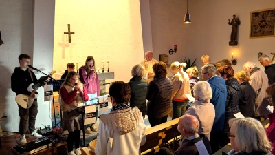 Bruder-Klaus-Gottesdienst mit KLB - Seelsorger Pfarrer Gerhard Pausch und der Ministrantenband „Heavens Beat“ aus Parkstein. (Bild: Horst Pleyer)