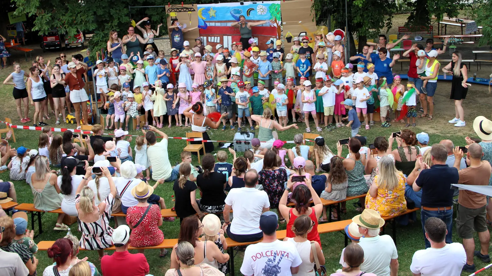 Das Kinderhaus Kirchenthumbach blickte bei seiner Jubiläumsfeier auf ein Vierteljahrhundert voller Gemeinschaft, Entwicklung und fröhlichem Kinderlachen zurück. Zahlreiche Gäste feierten trotz sommerlicher Hitze mit. (Bild: Petra Lettner)