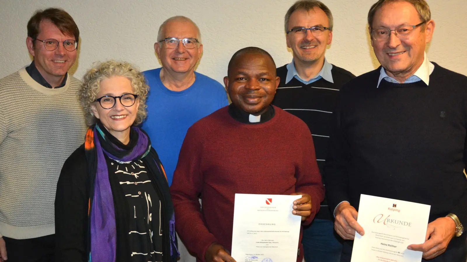 Ehrungen und die Ernennung des neuen Präses nahm die Kolpingsfamilie Mitterteich vor. Im Bild (von links) Pfarrer Andreas Kraft, Gertrud Hankl, Vorsitzender Johann Gruber, Präses Luke Eze, Bezirkspräses Martin Besold und Heinz Richter. (Bild: jr)