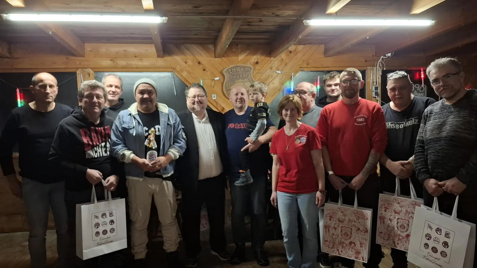 Der FC Bayern Fanclub Neustadt/WN hat bei seiner Weihnachtsfeier langjährige Mitglieder geehrt. (Bild: Eva Kreuzer)