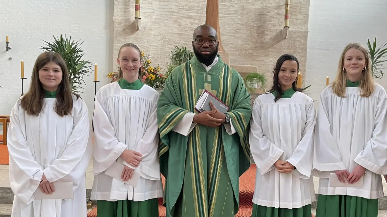 Die Ausscheidenden Ministrantinnen Franziska Hausmann, Magdalena Hammerl, Pfarrvikar Bonaventure, Lina Merter, Katharina Braun (Bild: Maria Schlögl)