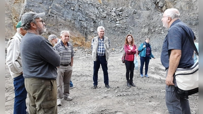 Martin Füßl rechts bei seinen Erläuterungen im Steinbruch (Bild: Astrid Müller, Naturfreunde Weiden)
