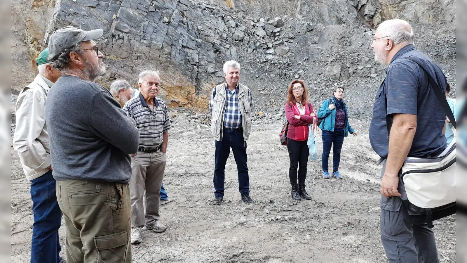 Martin Füßl rechts bei seinen Erläuterungen im Steinbruch (Bild: Astrid Müller, Naturfreunde Weiden)