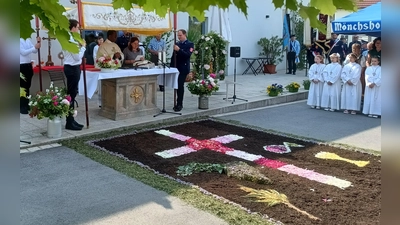 Fronleichnam Altar im Freizeit Areal Bad Neualbenreuth  (Bild: Wolfgang Plonner)