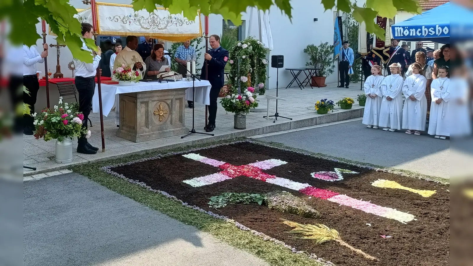 Fronleichnam Altar im Freizeit Areal Bad Neualbenreuth  (Bild: Wolfgang Plonner)