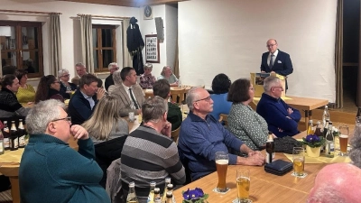 Kirchenpfleger Stefan Kausler bei seinem Vortrag im Pfarrgemeindehaus. (Bild: Josef Söllner)