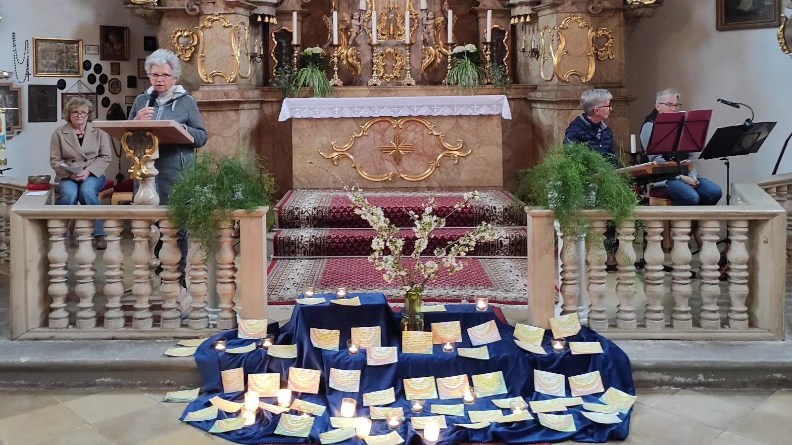 Die Atempause für die Seele wurde von Rita Bayer und Gerti Münch mit Texten und musikalisch vom Duo Raureif gestaltet.  (Bild: Renate Puckschamel)