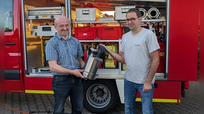 Übergabe einer Tauchpumpe von Vereinsmitglied Josef Kleber an den ersten Kommandanten der Freiwilligen Feuerwehr Tröbes Johann Neuber (Bild: Gerlinde Rom)