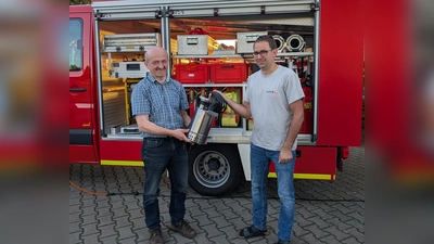 Übergabe einer Tauchpumpe von Vereinsmitglied Josef Kleber an den ersten Kommandanten der Freiwilligen Feuerwehr Tröbes Johann Neuber (Bild: Gerlinde Rom)