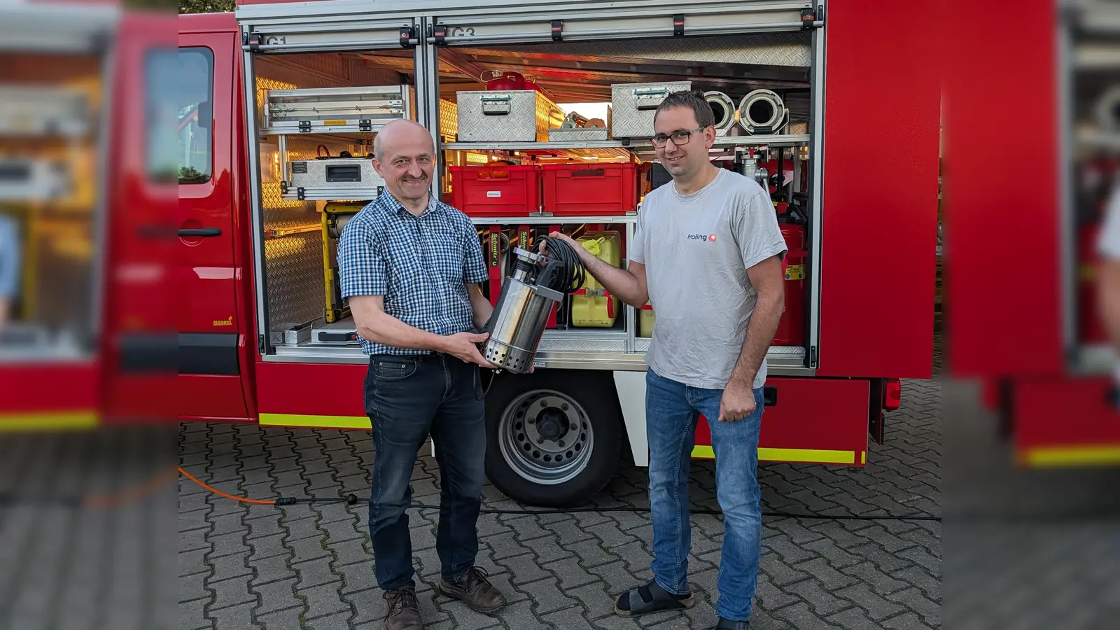 Übergabe einer Tauchpumpe von Vereinsmitglied Josef Kleber an den ersten Kommandanten der Freiwilligen Feuerwehr Tröbes Johann Neuber (Bild: Gerlinde Rom)