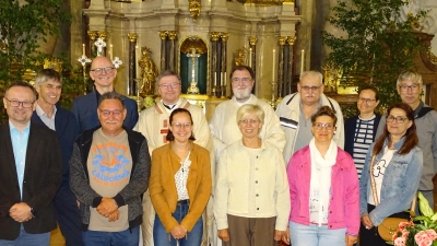 Der neue Michelfelder Pfarrgemeinderat zusammen mit den verabschiedeten Gremiumsmitgliedern sowie Ortspfarrer Pater Markus Flasinski und Diakon Franz-Josef Reck (hinten, Mitte, von links). (Bild: Sonja Müller )
