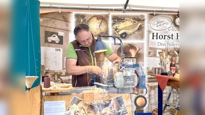 Das Foto zeigt einen Drechsler beim Handwerker-Markt im Deutschen Hirtenmuseum Hersbruck. (Bild: Ruth Bär)