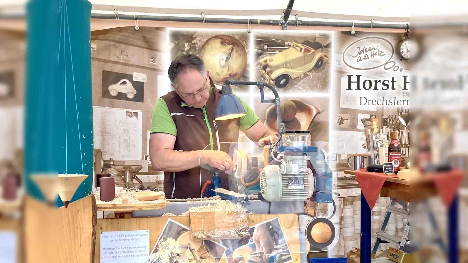 Das Foto zeigt einen Drechsler beim Handwerker-Markt im Deutschen Hirtenmuseum Hersbruck. (Bild: Ruth Bär)