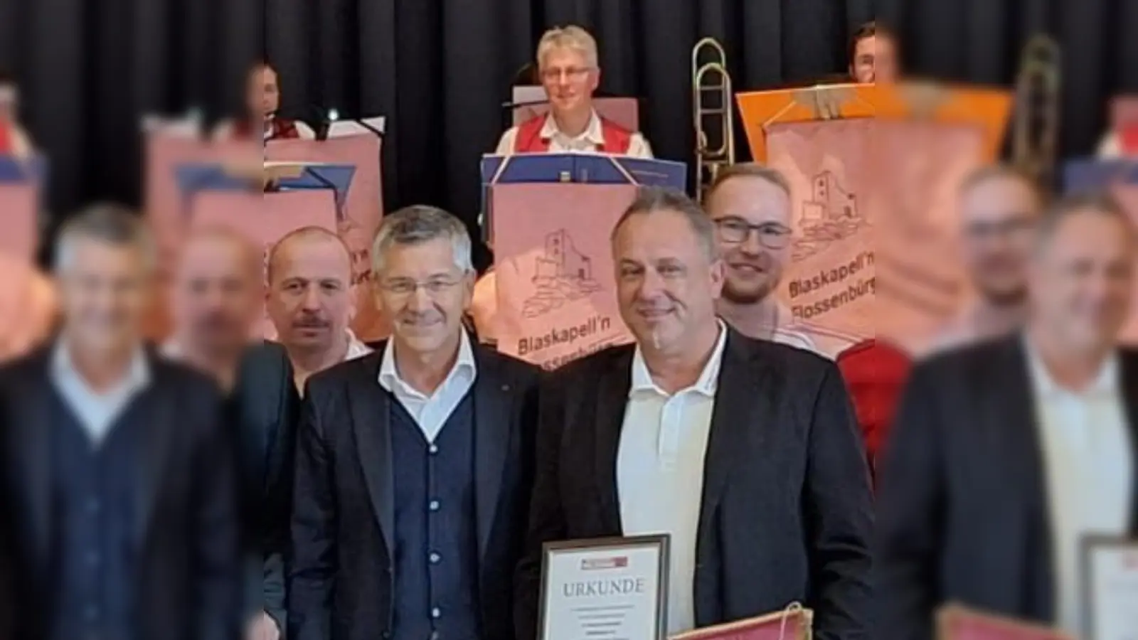 FC Bayern Präsident Herbert Hainer bei der Ehrung an Fritsch Marcus (Bild: Marcus Fritsch)