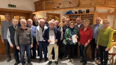 (von links) Andreas Kurth, Georg Zweck, Michael Meiler, Johann Tafelmeier, Johann Wiesneth, Erich Daucher, Sigmund Weber, Hans Hirn, Johann Freller, Josef Tafelmeier, Franz Rieger, Hubert Eckl, Gerhard Wesnitzer, Rita Böhm, Johann Ritz, Heidi Deinlein, Franz Weiß, Maria Anna Gradl. (Bild: Andreas Kurth)