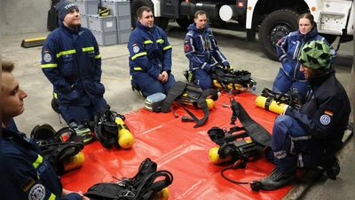Ausbildung Atemschutz: Daniel Swoboda, Felix Schiesl, Martin Griesl, Thomas Ohngemach, Lucia Marchl und Ausbilder Eckl (von links).  (Bild: Friedrich Kristel)