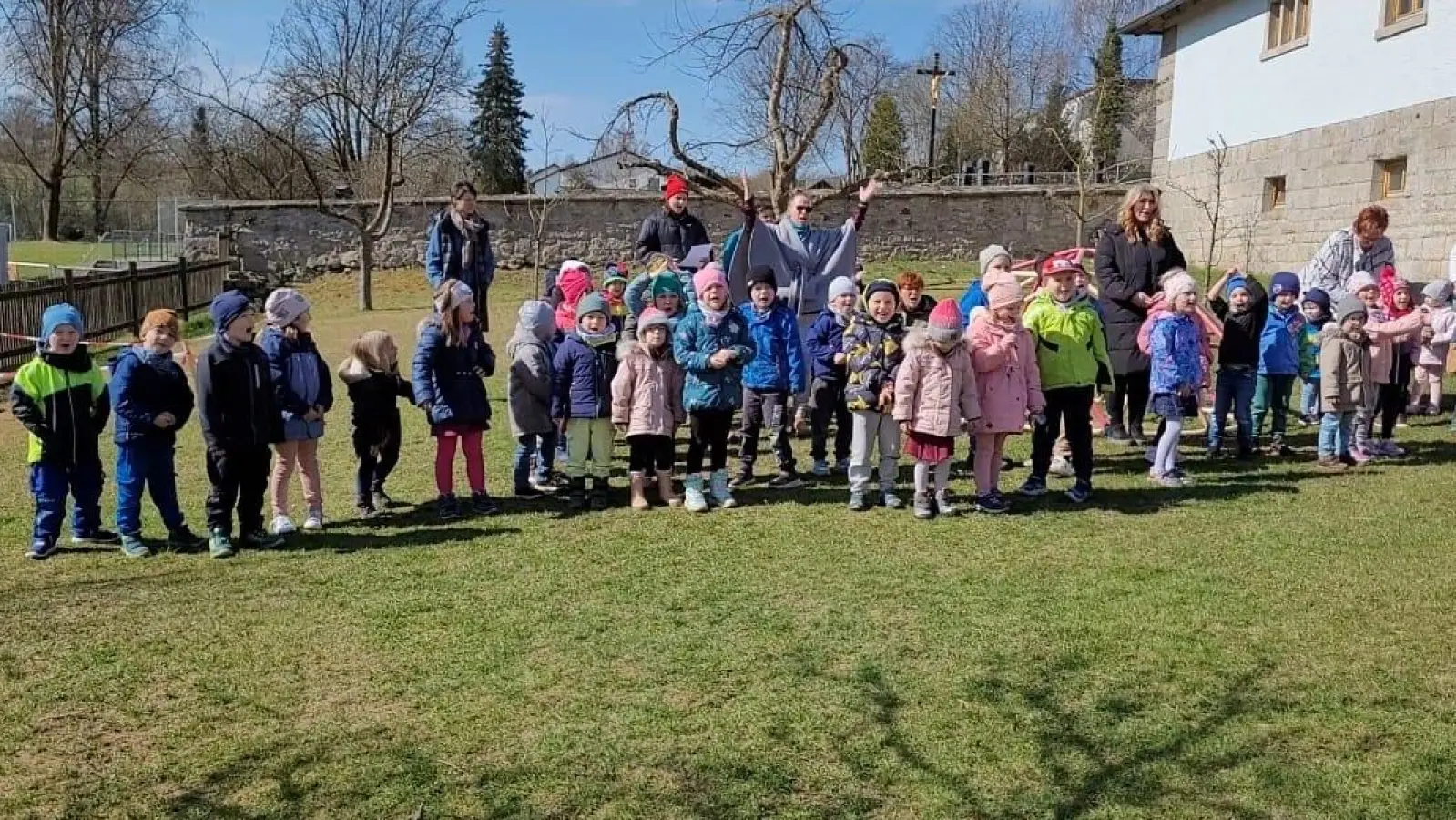 Stolz trugen die Kita-Kinder beim Hebfest ihr Lied „Wer 'ne Kita bauen will, der braucht Steine ...” vor. (Bild: Kathrin Plouschka)
