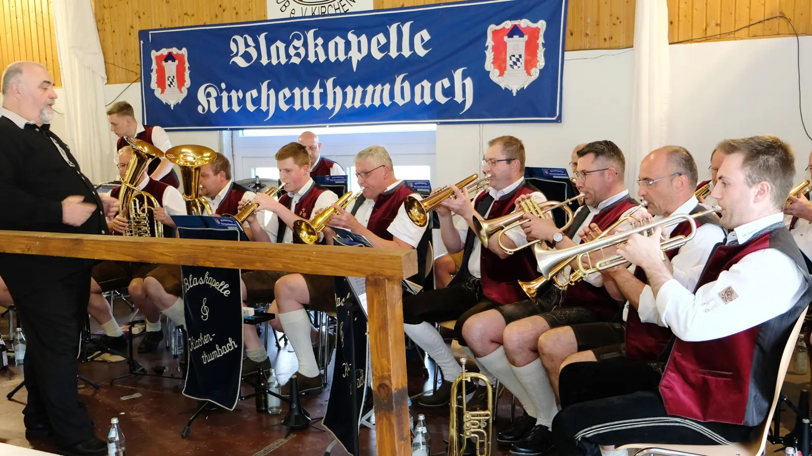Mit viel Schwung und Temperament feierte die Blaskapelle Kirchenthumbach mit Gastdirigent Franz Tröster (li) im SC-Sportheim das 35-jährige Gründungsjubiläum.  (Bild: Robert Dotzauer)
