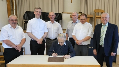 Pfarrer Alois Albersdörfer beim Eintrag sowie von links: Josef Zehrer, Thomas Kopp, Peter Erhart, Albert Sollfrank, Markus Bruckner u. Günter Kopp (Bild: Christine Sollfrank)