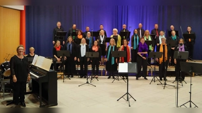 Die „Happy Voices“ können heuer ihren 20. Geburtstag feiern. Der Name des Chores ist zugleich Programm. Den Beweis dafür erbrachten die Sängerinnen und Sänger einmal mehr letzten Sonntag bei ihrem Konzert. Vorne links stehend: Dirigentin Andrea Eichenseer, sitzend von links: Martin Röbl (Schlagzeug) und Ute Neger (Klavier). (Bild: Günther Siegert)