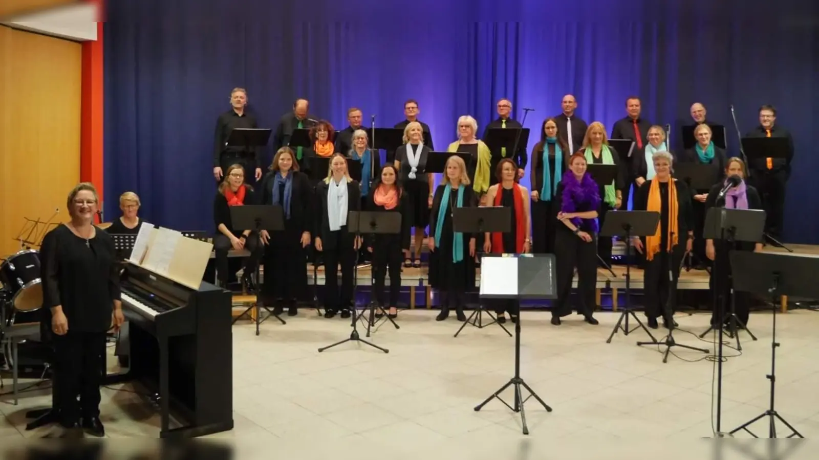 Die „Happy Voices“ können heuer ihren 20. Geburtstag feiern. Der Name des Chores ist zugleich Programm. Den Beweis dafür erbrachten die Sängerinnen und Sänger einmal mehr letzten Sonntag bei ihrem Konzert. Vorne links stehend: Dirigentin Andrea Eichenseer, sitzend von links: Martin Röbl (Schlagzeug) und Ute Neger (Klavier). (Bild: Günther Siegert)