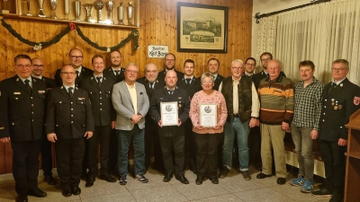 Geehrte und Beförderte der Feuerwehr Wiesau bei der Jahreshauptversammlung.  (Bild: Nico Tretter)