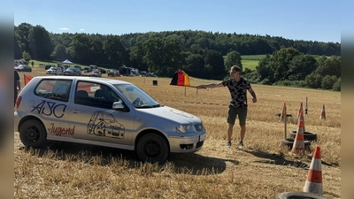 Start frei mit prominenter Unterstützung - der 1. Bürgermeister der Gemeine Freudenberg - Herr Reiner Wiedenbauer - schickte den neuen ASC-Jugend Polo auf Premierenfahrt  (Bild: Michael Luber)
