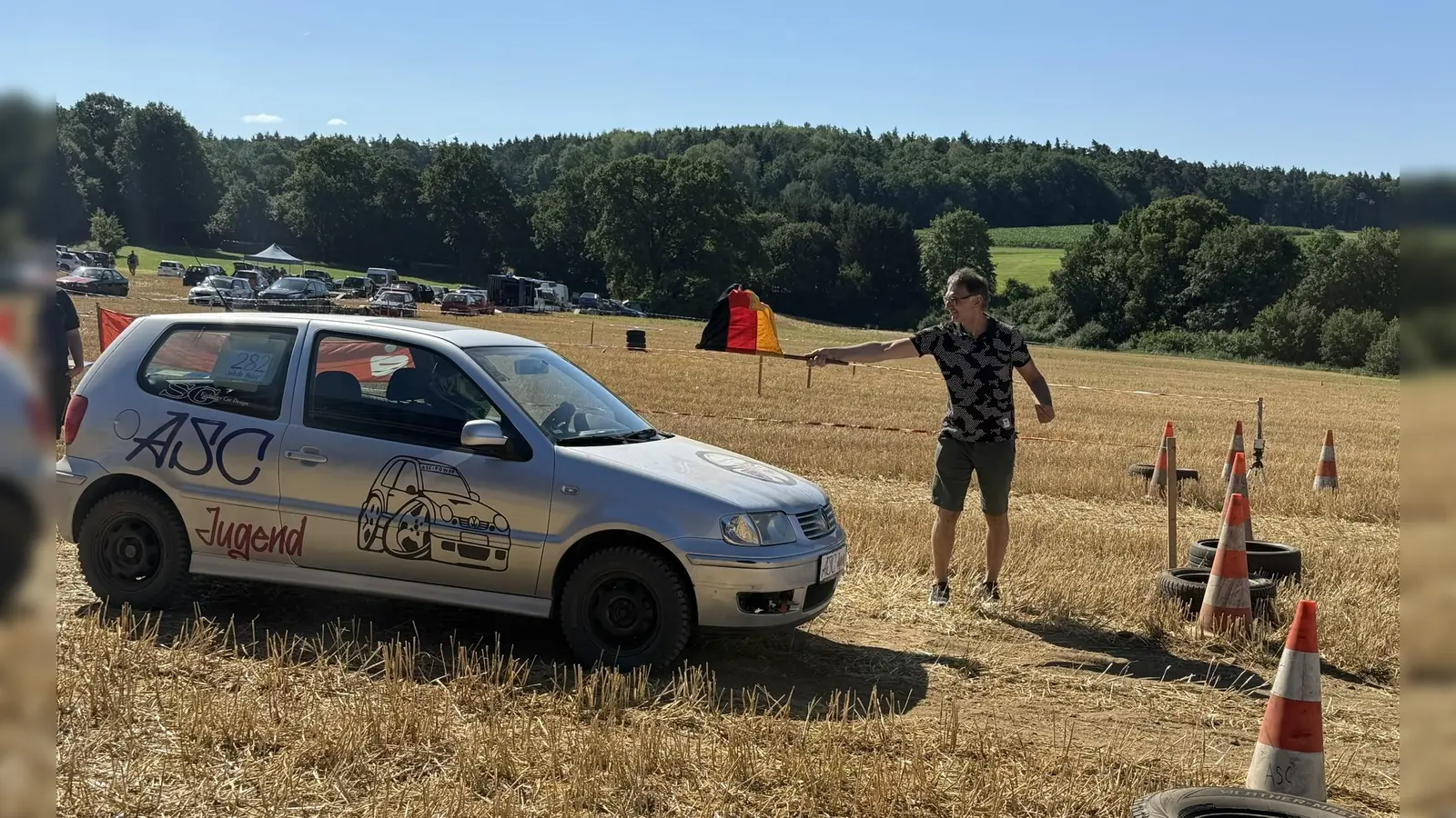 Start frei mit prominenter Unterstützung - der 1. Bürgermeister der Gemeine Freudenberg - Herr Reiner Wiedenbauer - schickte den neuen ASC-Jugend Polo auf Premierenfahrt  (Bild: Michael Luber)