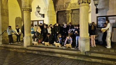 Die Ministranten und Firmlinge beim Ratschen vor der Pleysteiner Stadtpfarrkirche.  (Bild: Felix Hartung)