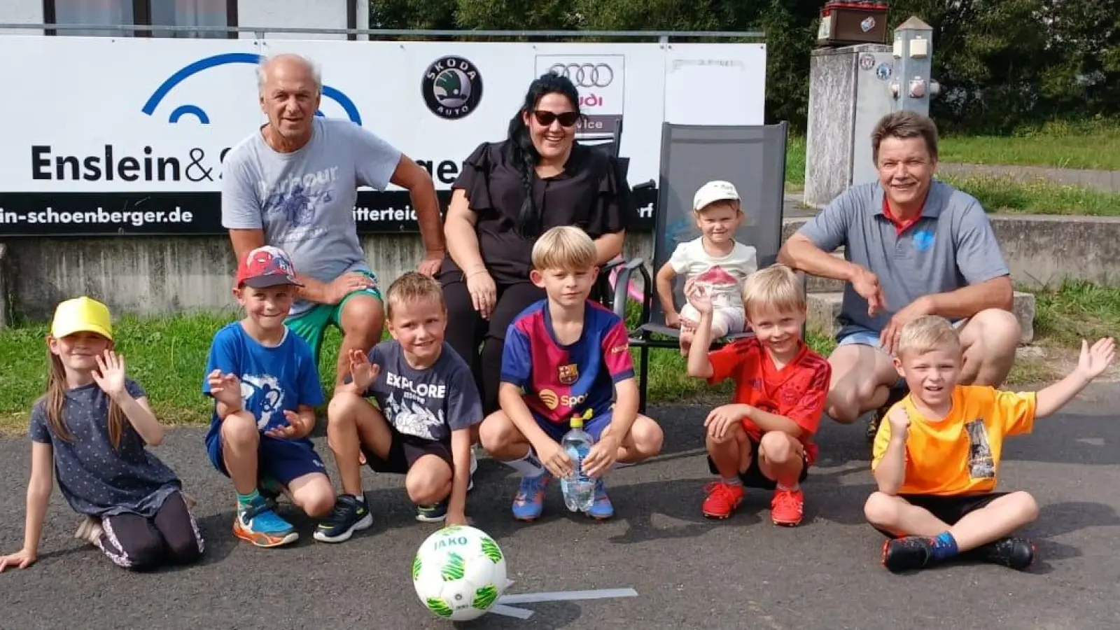 Robert Söllner (hi.v.li), Antonia Ritter und Alois Vetter kümmerten sich beim Ferienprogramm derDJK um die Kleinen. (Bild: Josef Söllner)