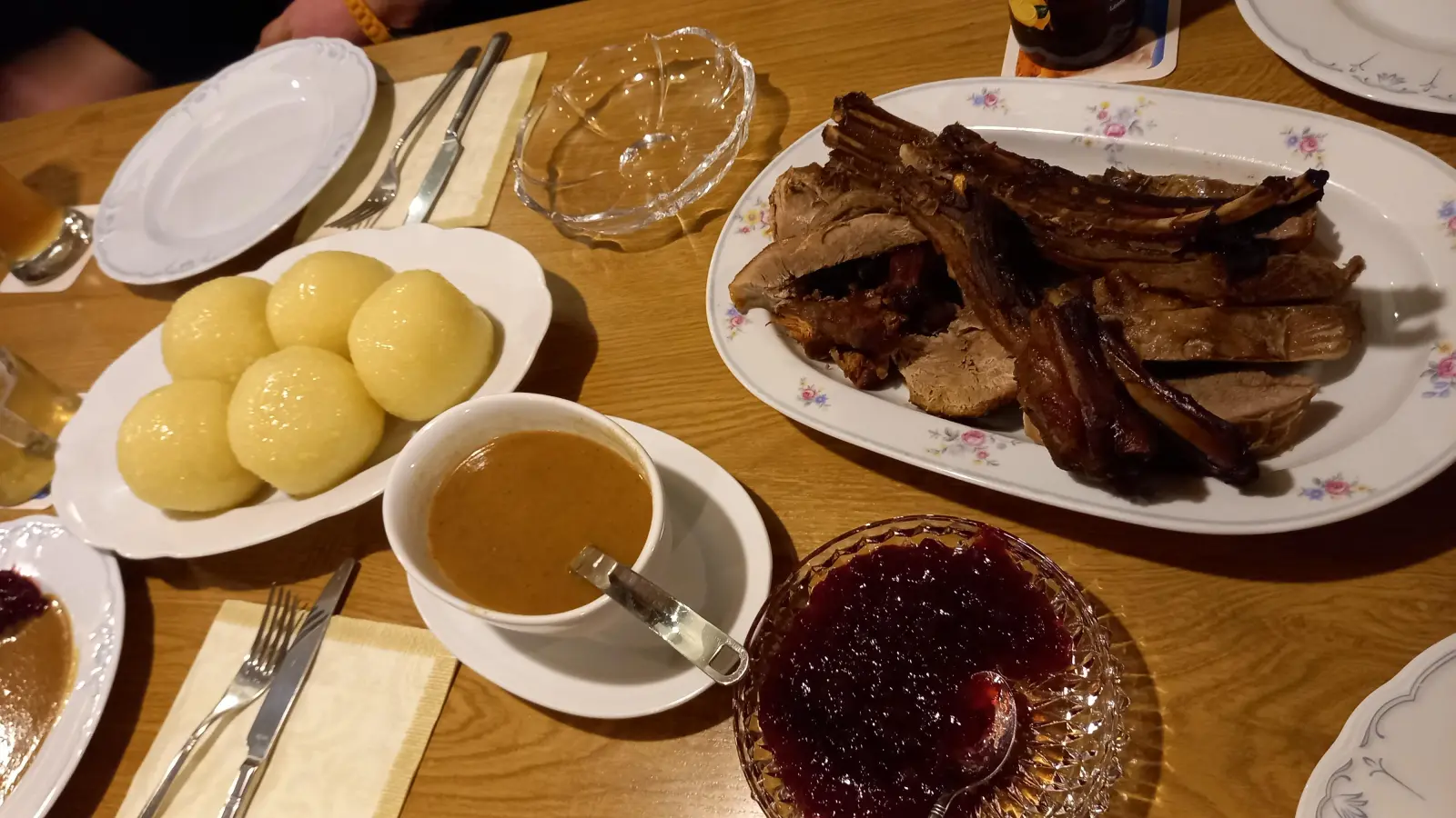 Wildschweinbraten mit Beilagen (Bild: Anita Greger)