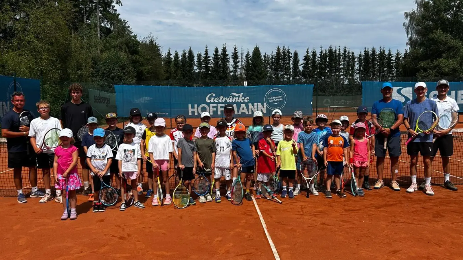 Tennisboom beim TC Waldershof: 50 Kinder und Jugendliche beim diesjährigenTenniscamp<br>Waldershof. (Bild: Sabine Heinl)
