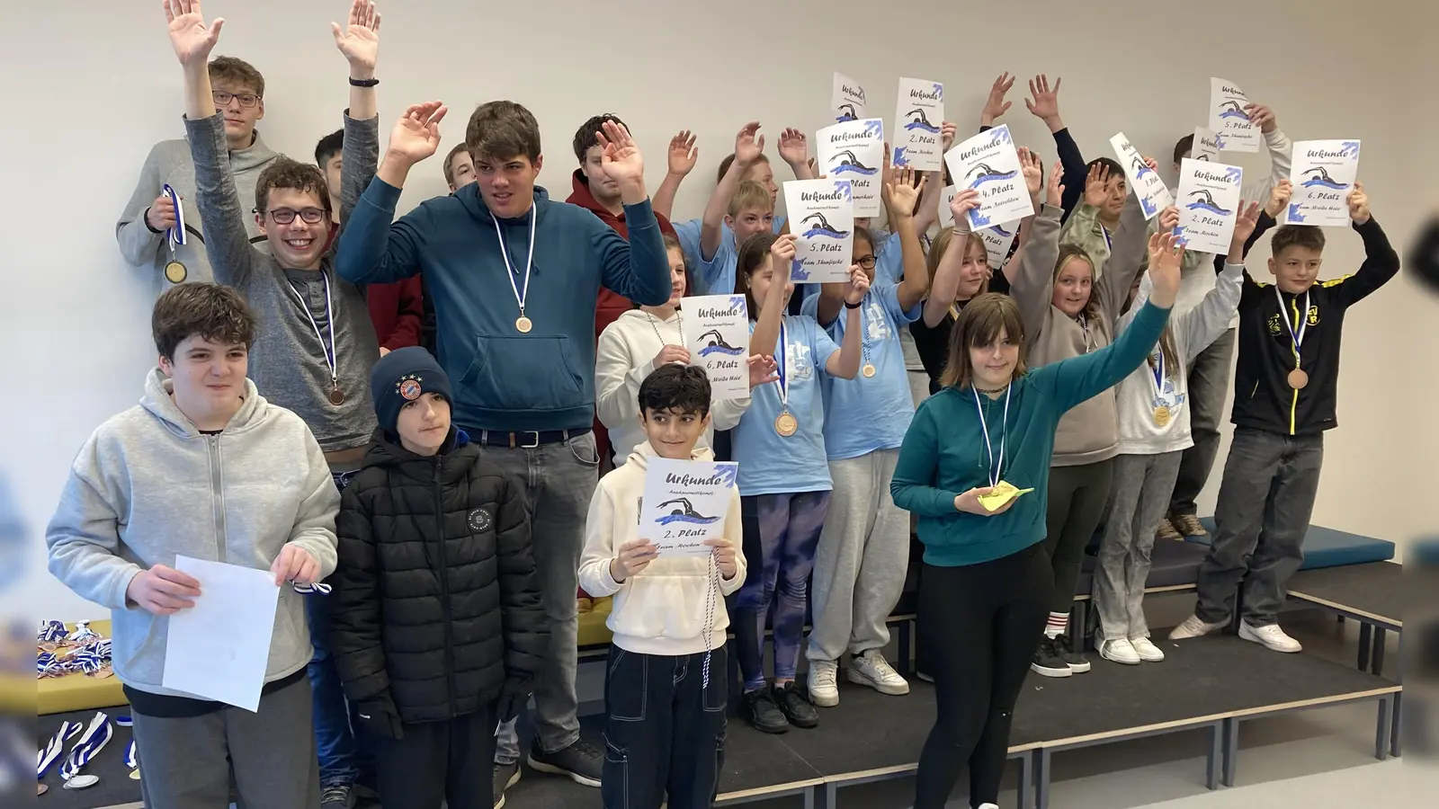 Die Teilnehmer:innen des inklusiven Schwimmwettbewerbs bei der Siegerehrung. (Bild: Christina Ponader)