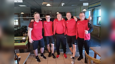 Nach einer starken Rückrunde sicherte sich das zweite Herren-Team in der Kreisklasse A WEN den 2. Tabellenplatz und steigt damit in die Kreisklasse WEN auf. Gratulationen kamen von Sportwart Thomas Hacker und Teamcoatch Jürgen Merold (v.r.) (Bild: Manfred Schneider)