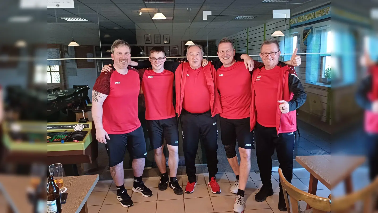 Nach einer starken Rückrunde sicherte sich das zweite Herren-Team in der Kreisklasse A WEN den 2. Tabellenplatz und steigt damit in die Kreisklasse WEN auf. Gratulationen kamen von Sportwart Thomas Hacker und Teamcoatch Jürgen Merold (v.r.) (Bild: Manfred Schneider)