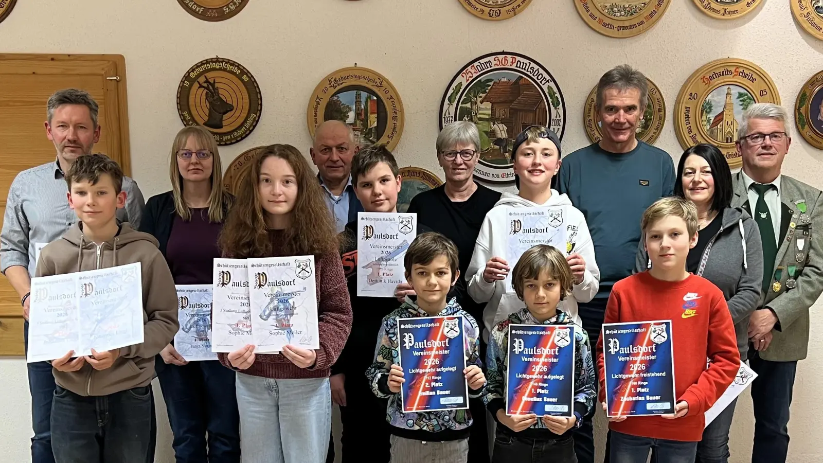 Von links: Daniel Liegl, Johannes Liegl, Tanja Singer, Sophie Meiler, 2. Bürgermeister, Freudenberg Franz Weiß, Dominik Havrda, Emilian Bauer, Ingrid Singer, Cornelius Bauer, Timo Pürner, Michael Mulzer, Zacharias Bauer, Sigrid Schörner, Schützenmeister Christian Schörner. (Bild: Stefanie Richter )