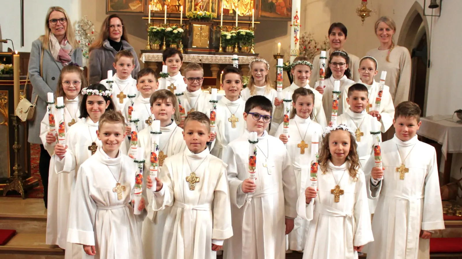 Kommunionkinder mit ihren Lehrkräften (Bild: Martin Wolf)