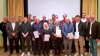 Gruppenbild mit den Jubilaren und den Ehrengästen Andreas Malzer, Kreisvorsitzender des BLSV (3. v. l.), Roman Melzner, Ehrenamtsbeauftragter des BFV (2. v. r.) und Bürgermeister Roman Schäffler (r.) (Bild: Wolfgang Weber)