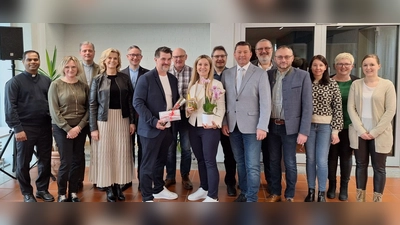 Groß war die Gratulantenschar bei der Einführung der neuen Konrektorin Kerstin Krämder-Höreth (Bild: Gerhard Steiner )