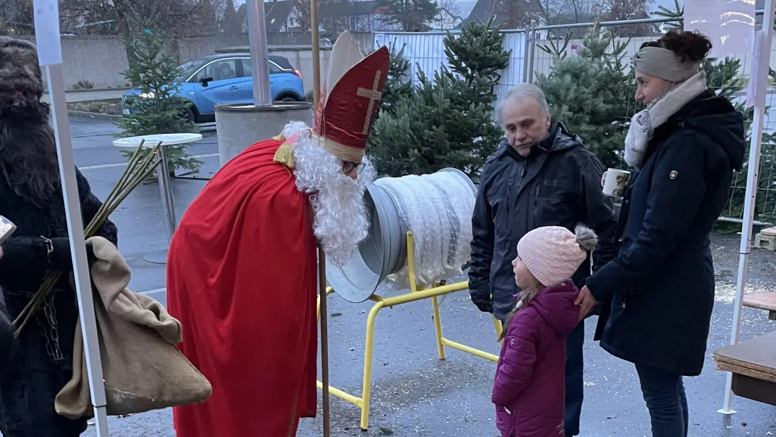 Der Hl.Nikolaus besuchte die Kinder bei der Christbaumaktion der Siedler und Festdamen &amp; Festburschen. (Bild: Johannes Wittmann )