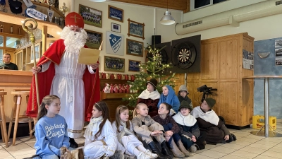 Der Nikolaus und die Hirtenkinder beim Seniorennachmittag der Pfarrei Wutschdorf. (Bild: Ina Piehler)