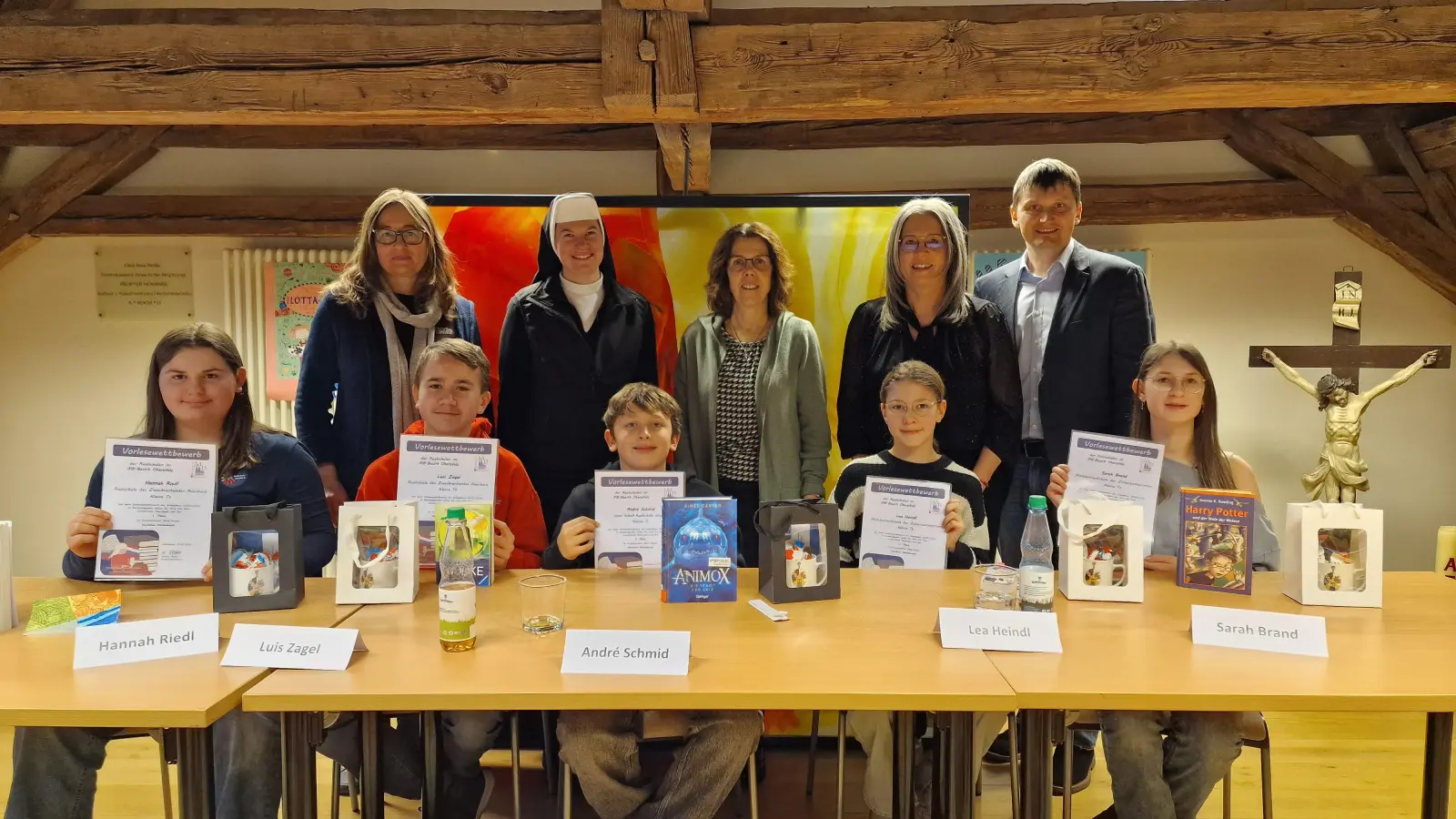 Die Teilnehmerinnen und Teilnehmer des Lesewettbewerbs der 7. Jahrgangsstufe der Oberpfälzer Realschulen mit der Jury im Kassiansaal des Gästehauses St. Joseph. Links in der 1. Reihe die Siegerin Hannah Riedl aus Auerbach. (Bild: Kerstin Reiter)