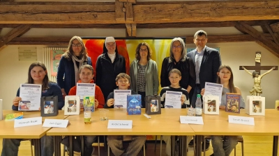 Die Teilnehmerinnen und Teilnehmer des Lesewettbewerbs der 7. Jahrgangsstufe der Oberpfälzer Realschulen mit der Jury im Kassiansaal des Gästehauses St. Joseph. Links in der 1. Reihe die Siegerin Hannah Riedl aus Auerbach. (Bild: Kerstin Reiter)