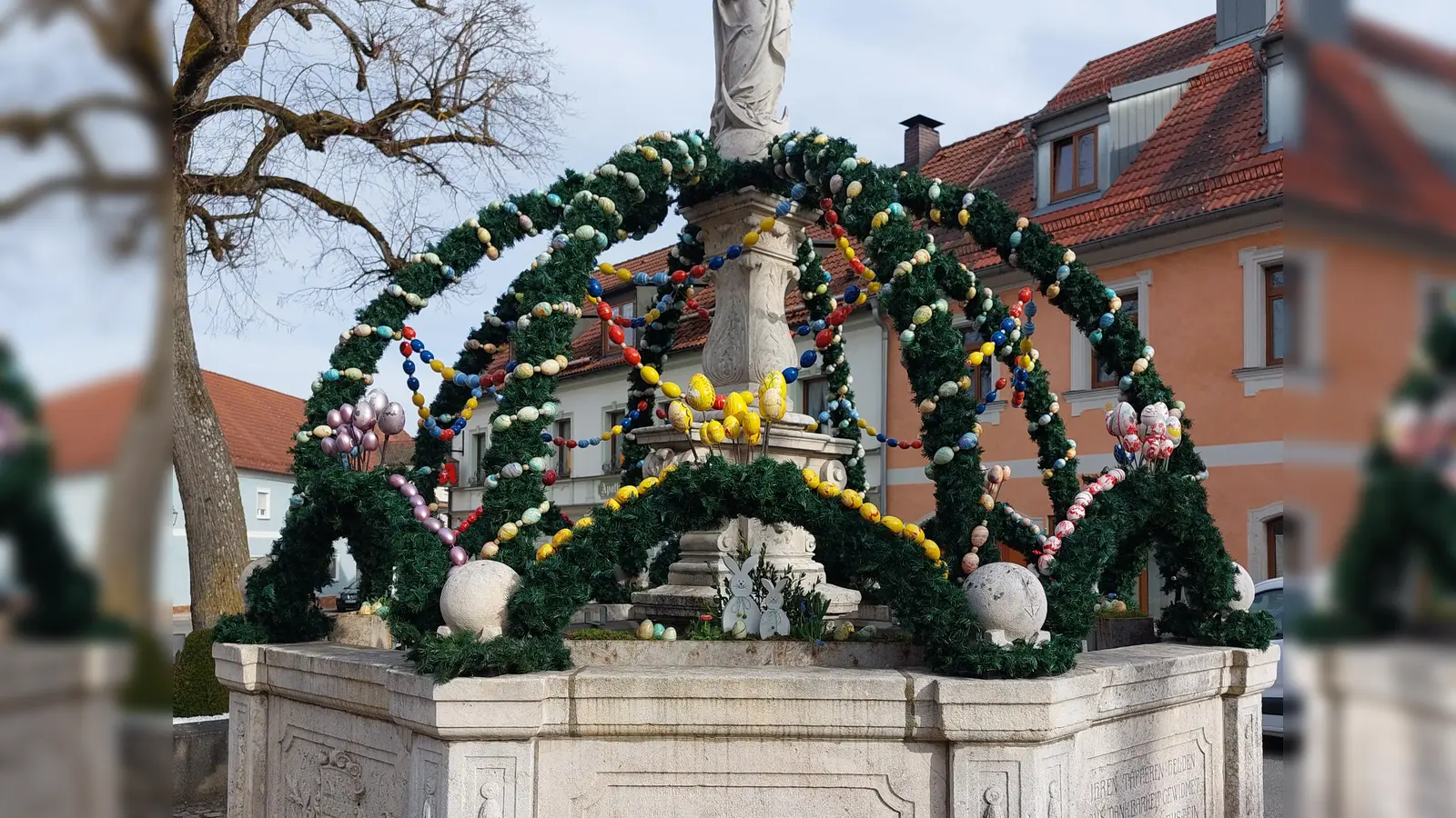 Die Siedlergemeinschaft Pleystein schmückt den Brunnen am Marktplatz. (Bild: Lorenz Herbert)